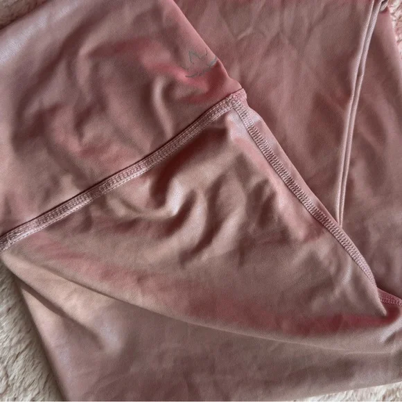 Beyond Yoga Pearlized High Waisted Midi Legging Brazen Blush Rose Shinny medium - Picture 8 of 8